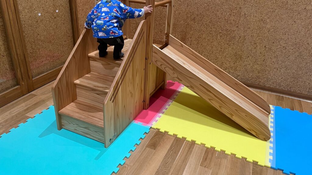 アカリエ　県産スギ滑り台